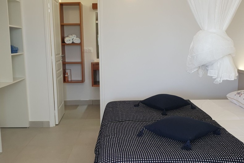 Chambre avec salle de bain privative à l'arrière